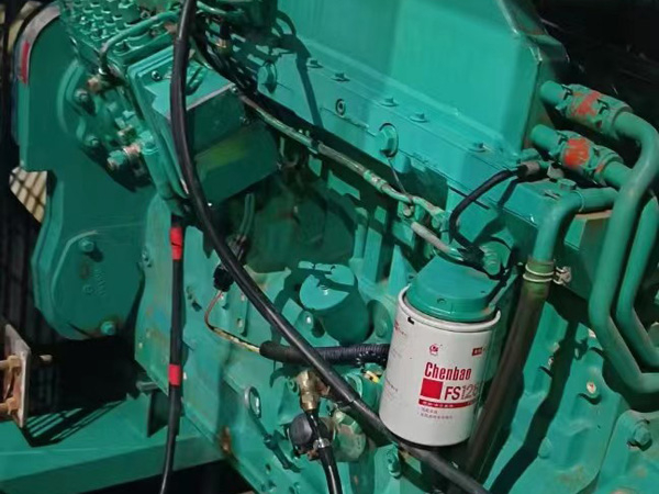 龙湾镇如何确定新的发电机组控制系统是否与原系统兼容？